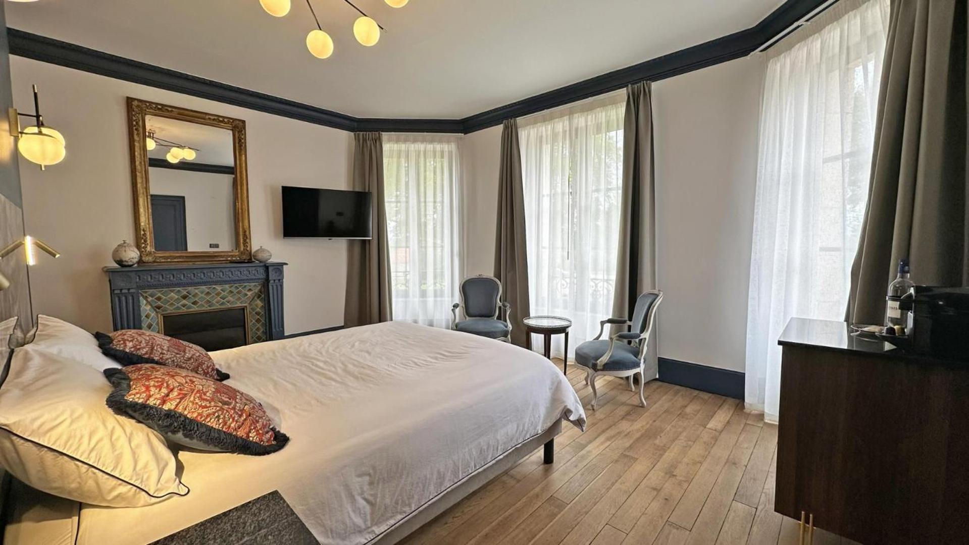 Le Manoir Des Perrieres Bed & Breakfast Рошуар Екстериор снимка